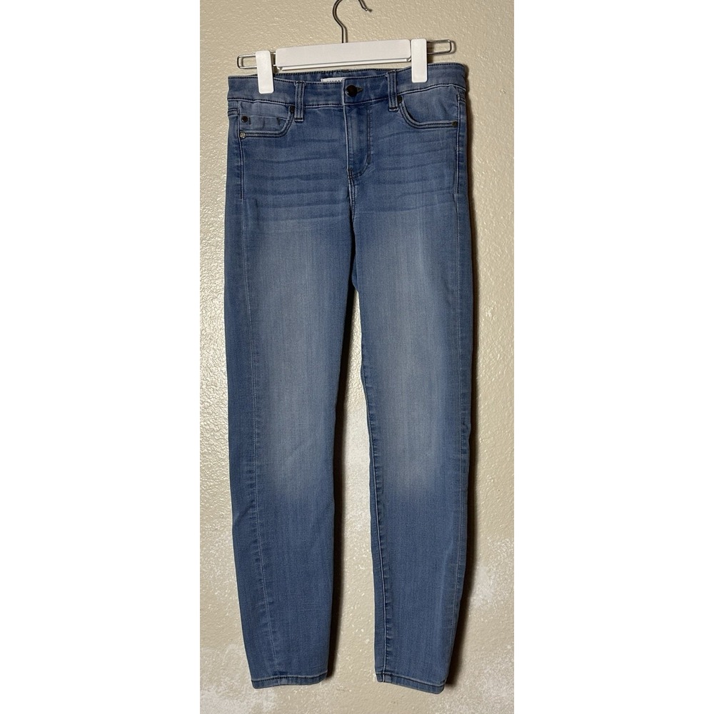 Women's Skinny Jeans in Medium Blue Wash